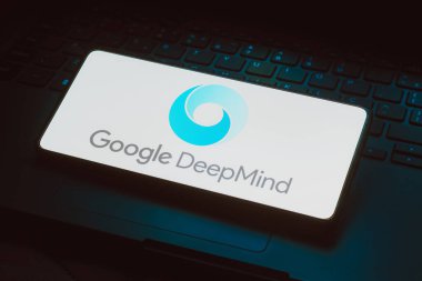 24 Kasım 2023, Brezilya. Bu resimde, Google DeepMind logosu bir akıllı telefon ekranında görüntülenir