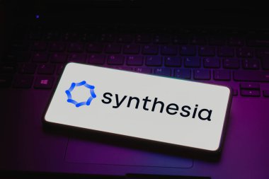 27 Kasım 2023, Brezilya. Bu resimde, Synthesia logosu akıllı telefon ekranında görüntülenir