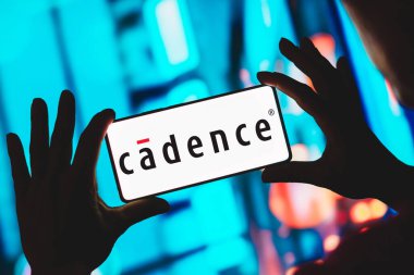 29 Kasım 2023, Brezilya. Bu fotoğraf illüstrasyonunda, Cadence Tasarım Sistemleri logosu akıllı telefon ekranında görüntülenir