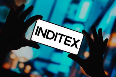 29 Kasım 2023, Brezilya. Bu resimde, Inditex logosu akıllı telefon ekranında görüntülenir