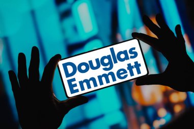 29 Kasım 2023, Brezilya. Bu resimde Douglas Emmett logosu akıllı telefon ekranında gösteriliyor.