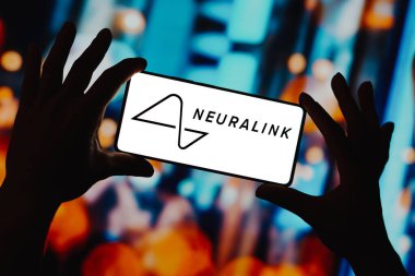 1 Aralık 2023, Brezilya. Bu resimde, Nöroalink logosu akıllı telefon ekranında görüntülenir