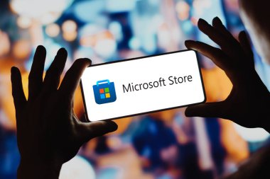 4 Aralık 2023, Brezilya. Bu resimde, Microsoft Mağaza logosu akıllı telefon ekranında görüntülenir