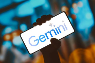 6 Aralık 2023, Brezilya. Bu resimde, Google Gemini logosu akıllı telefon ekranında gösteriliyor. Bu araç Google tarafından yeni çoklu modal yapay zeka (AI) modeli olarak başlatıldı