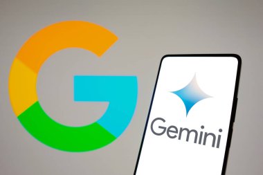 6 Aralık 2023, Brezilya. Bu resimde, Google Gemini logosu akıllı telefon ekranında gösteriliyor. Bu araç Google tarafından yeni çoklu modal yapay zeka (AI) modeli olarak başlatıldı