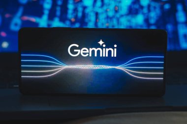 6 Aralık 2023, Brezilya. Bu resimde, Google Gemini logosu akıllı telefon ekranında gösteriliyor. Bu araç Google tarafından yeni çoklu modal yapay zeka (AI) modeli olarak başlatıldı