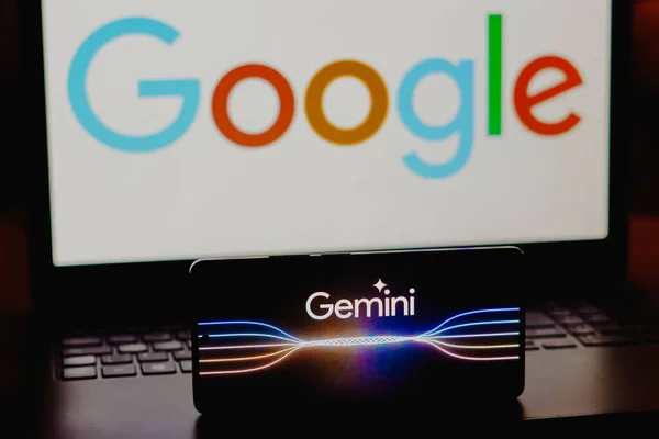 2023年12月6日 ブラジル この写真のイラストでは Google Geminiのロゴがスマートフォン画面に表示されます このツールは Googleが新しいマルチモーダル人工知能 モデルとして立ち上げた — ストック写真