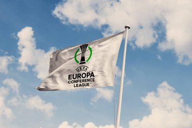 15 Aralık 2023, Brezilya. Bu resimde UEFA Avrupa Konferans Ligi (UECL) yakında bir bayrakta belirecek