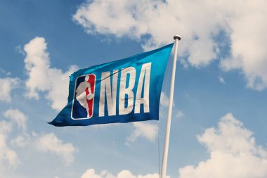 15 Aralık 2023, Brezilya. Bu resimde, Ulusal Basketbol Federasyonu (NBA) kısa bir süre sonra bir bayrakta göründü.