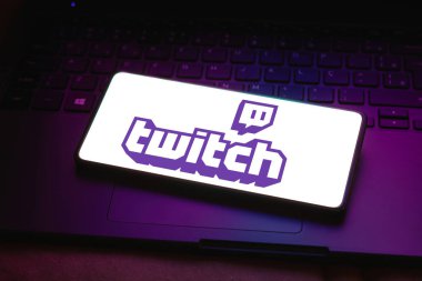 16 Aralık 2023, Brezilya. Bu resimde, Twitch logosu akıllı telefon ekranında görüntülenir