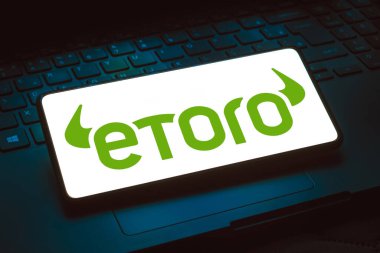 18 Aralık 2023, Brezilya. Bu resimde, eToro logosu akıllı telefon ekranında görüntülenir