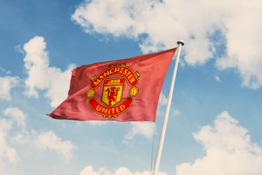 20 Aralık 2023, Brezilya. Bu resimde Manchester United Futbol Kulübü kısa süre sonra bir bayrakta belirir.