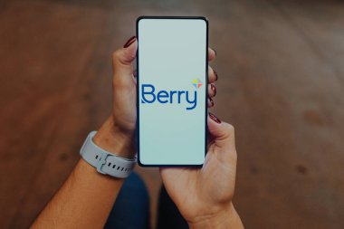 20 Aralık 2023, Brezilya. Bu resimde, Berry Global logosu akıllı telefon ekranında gösteriliyor