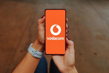 20 Aralık 2023, Brezilya. Bu resimde, Vodacom logosu akıllı telefon ekranında görüntülenir