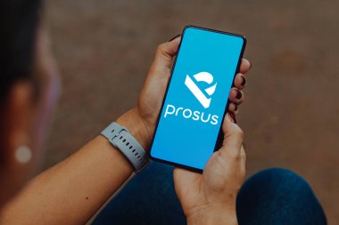 20 Aralık 2023, Brezilya. Bu resimde, Myriad International (Prosus) logosu akıllı telefon ekranında gösterilir.