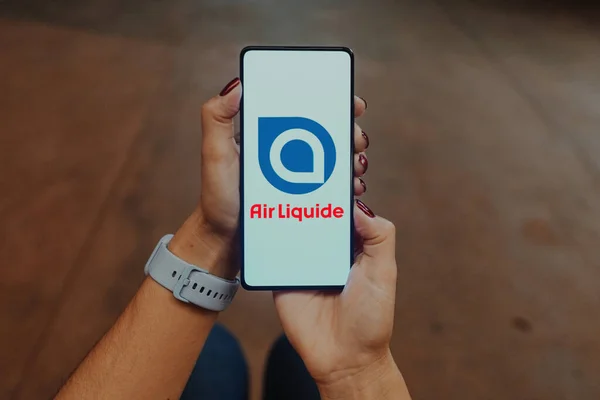 2023년 12월 20일 브라질 일러스트에서 Air Liquide 로고가 스마트폰 화면에 — 스톡 사진