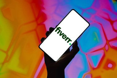 22 Aralık 2023, Brezilya. Bu resimde, Fiverr logosu akıllı telefon ekranında görüntülenir