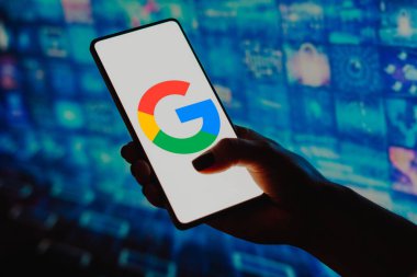 22 Aralık 2023, Brezilya. Bu resimde, Google logosu akıllı telefon ekranında görüntülenir