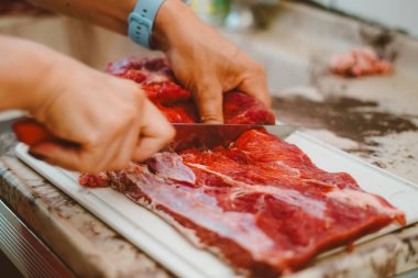 Barbekü için kırmızı et hazırlıyorum. Barbekü taze ya da işlenmiş etten yapılan bir lezzettir, ateş ya da kömürde kızartılır, şiş ya da ızgara kullanılarak.