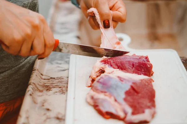 Жир Красного Мяса Убирает Повар Красное Мясо Содержит Огромное Количество — стоковое фото