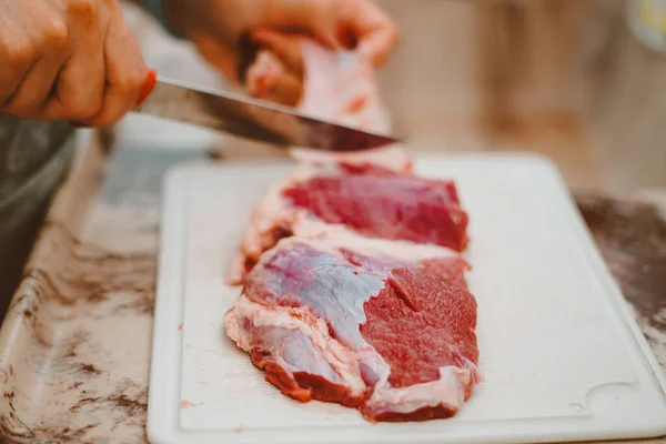 赤肉からの脂肪は 料理人によって除去されます 赤肉は複雑なB タンパク質から大量のビタミンを持っています — ストック写真