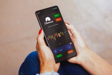 26 Aralık 2023, Brezilya. Bu resimde Paramount Global 'ın hisse senedi alım satım grafiği akıllı telefon ekranında görülüyor.