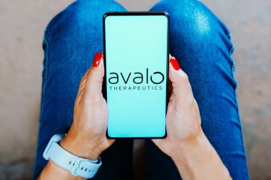 30 Aralık 2023, Brezilya. Bu fotoğraf illüstrasyonunda, Avalo Terapi, Inc. logosu akıllı telefon ekranında gösterilir