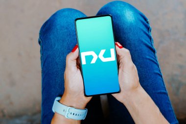 30 Aralık 2023, Brezilya. Bu resimde, NXU Inc. logosu akıllı telefon ekranında görüntülenir