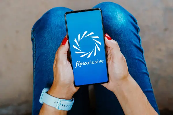 2022년 12월 30일 브라질 일러스트에서 Flyexclusive Inc 로고가 스마트폰 화면에 — 스톡 사진