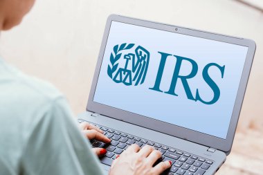 1 Ocak 2024, Brezilya. Bu resimde, Milli Gelir Servisi (IRS) logosu bir dizüstü bilgisayar ekranında gösterilir