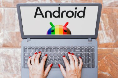 1 Ocak 2024, Brezilya. Bu resimde Android logosu bir dizüstü bilgisayar ekranında gösteriliyor.