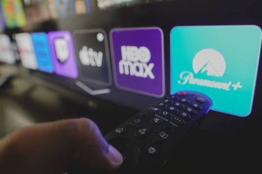 8 Ocak 2024, Brezilya. Bu resimde Paramount Plus, HBO Max ve Apple TV logosu bir TV ekranında gösteriliyor