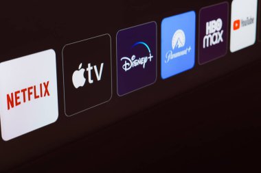 8 Ocak 2024, Brezilya. Bu resimde Netflix, Apple TV, Disney Plus, Paramount Plus, HBO Max ve YouTube logosu bir TV ekranında gösteriliyor.