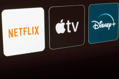8 Ocak 2024, Brezilya. Bu resimde Netflix, Apple TV ve Disney Plus logosu bir TV ekranında gösteriliyor..