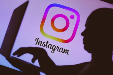 9 Ocak 2024, Brezilya. Bu resimde, Instagram logosu bir kişinin siluetinin arka planında bir defter kullanarak görülüyor.