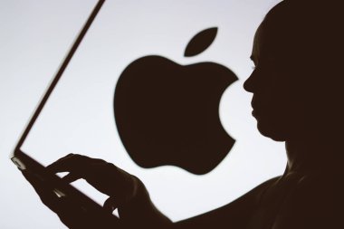 9 Ocak 2024, Brezilya. Bu resimde, Apple logosu bir defterle siluetinin arka planında görülüyor.