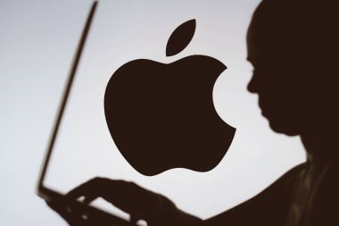 9 Ocak 2024, Brezilya. Bu resimde, Apple logosu bir defterle siluetinin arka planında görülüyor.