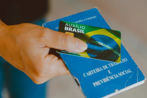Stycznia 2024 Brazylia Tym Zdjęciu Kobieta Trzymająca Kartę Auxlio Brasil — Zdjęcie stockowe