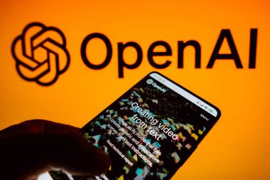 15 Şubat 2024, Brezilya. Bu resimde, Sora, OpenAI video yapay zekası için ana sayfası akıllı telefon ekranı ve OpenAI logo arka planında görüntülenmektedir.