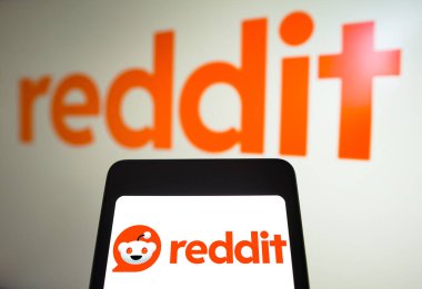 24 Şubat 2024, Brezilya. Bu resimde, Reddit logosu bir akıllı telefon ekranında ve arka planda görüntülenir