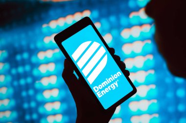 27 Şubat 2024, Brezilya. Bu resimde, Dominion Energy, Inc. logosu akıllı telefon ekranında gösteriliyor