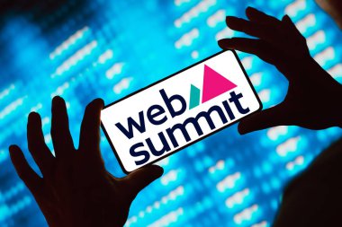 28 Şubat 2024, Brezilya. Bu resimde, Web Zirvesi logosu akıllı telefon ekranında görüntülenir