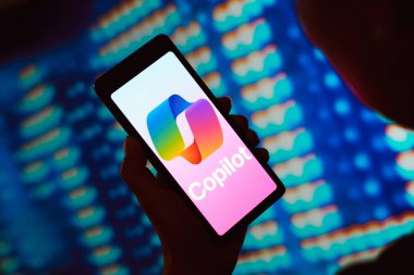 29 Şubat 2024, Brezilya. Bu resimde, Microsoft Copilot logosu akıllı telefon ekranında görüntülenir