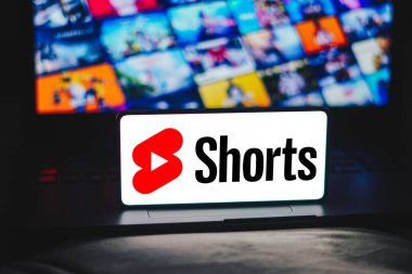 1 Mart 2024, Brezilya. Bu resimde, YouTube Shorts logosu akıllı telefon ekranında görüntülenir