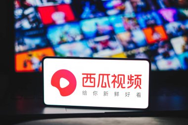 1 Mart 2024, Brezilya. Bu resimde, Xigua Video logosu akıllı telefon ekranında görüntülenir.