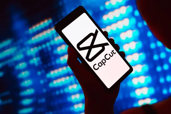 2024년 브라질 일러스트에서 Capcut 로고가 스마트폰 화면에 표시됩니다 — 스톡 사진