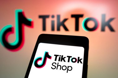 4 Mart 2024, Brezilya. Bu resimde, TikTok Shop logosu akıllı telefon ekranında ve arka planda gösteriliyor