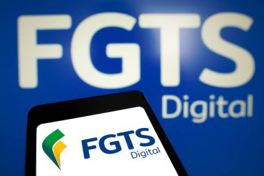 4 Mart 2024, Brezilya. Bu resimde, FGTS Dijital logosu bir akıllı telefon ekranında ve arka planda gösterilir.
