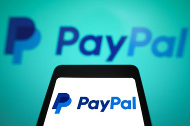 5 Mart 2024, Brezilya. Bu resimde PayPal logosu bir akıllı telefon ekranında ve arka planda gösterilir.