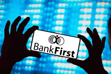 6 Mart 2024, Brezilya. Bu resimde, Bank First Corporation logosu akıllı telefon ekranında gösteriliyor.